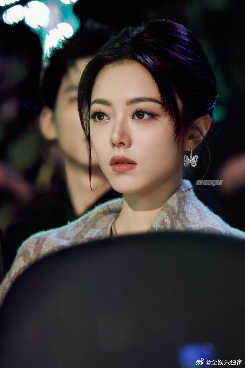 赵今麦 妹妹今晚还回家吗 麦麦在后台的互动也太圈粉了吧！给热巴的飞吻又甜又大胆，