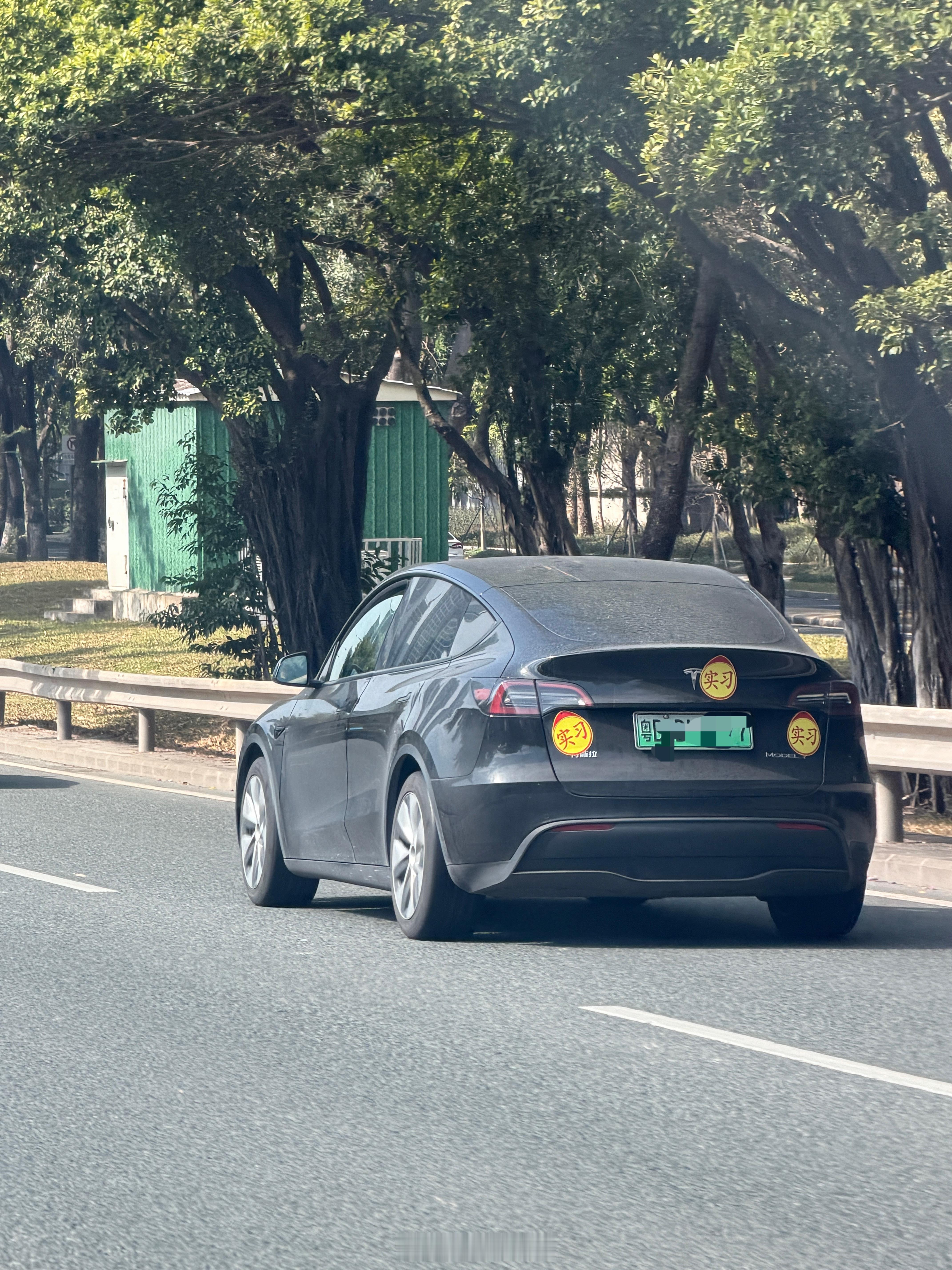 看得出来确实是实习了，只要自己不撞人，别人应该不会撞到他