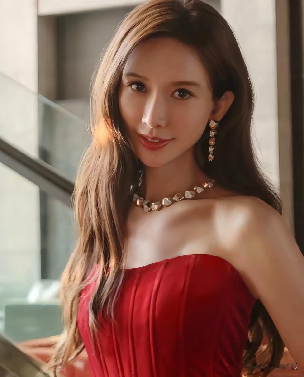 说林志玲是明智的，是因为她辞去台湾“文策院”一职，说林志玲是不明智的，是因为遭到