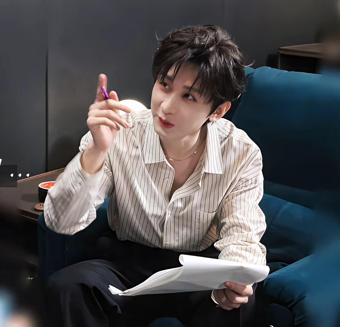 这么有少年感的男人
真是第一次见哈