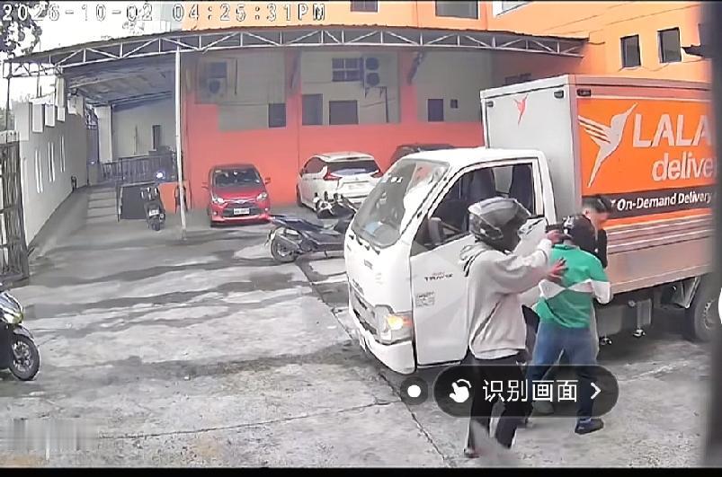 在菲律宾华人发布视频

他所在的公司被一群骑摩托车的蒙面人抢了。

这些抢匪开着