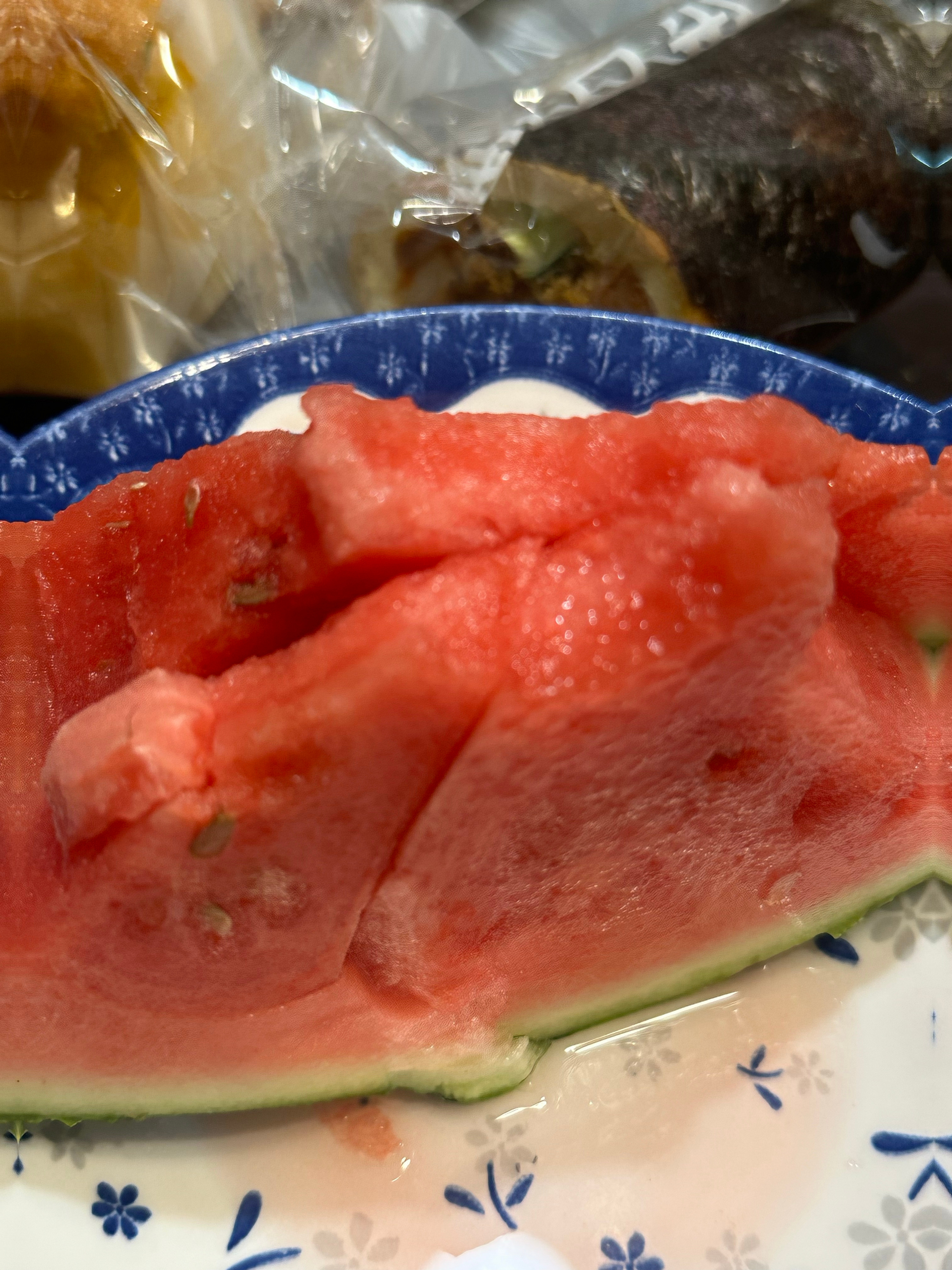 今天本来晚饭就吃得有点多爸爸又买了西瓜吃完西瓜现在肚皮好撑 