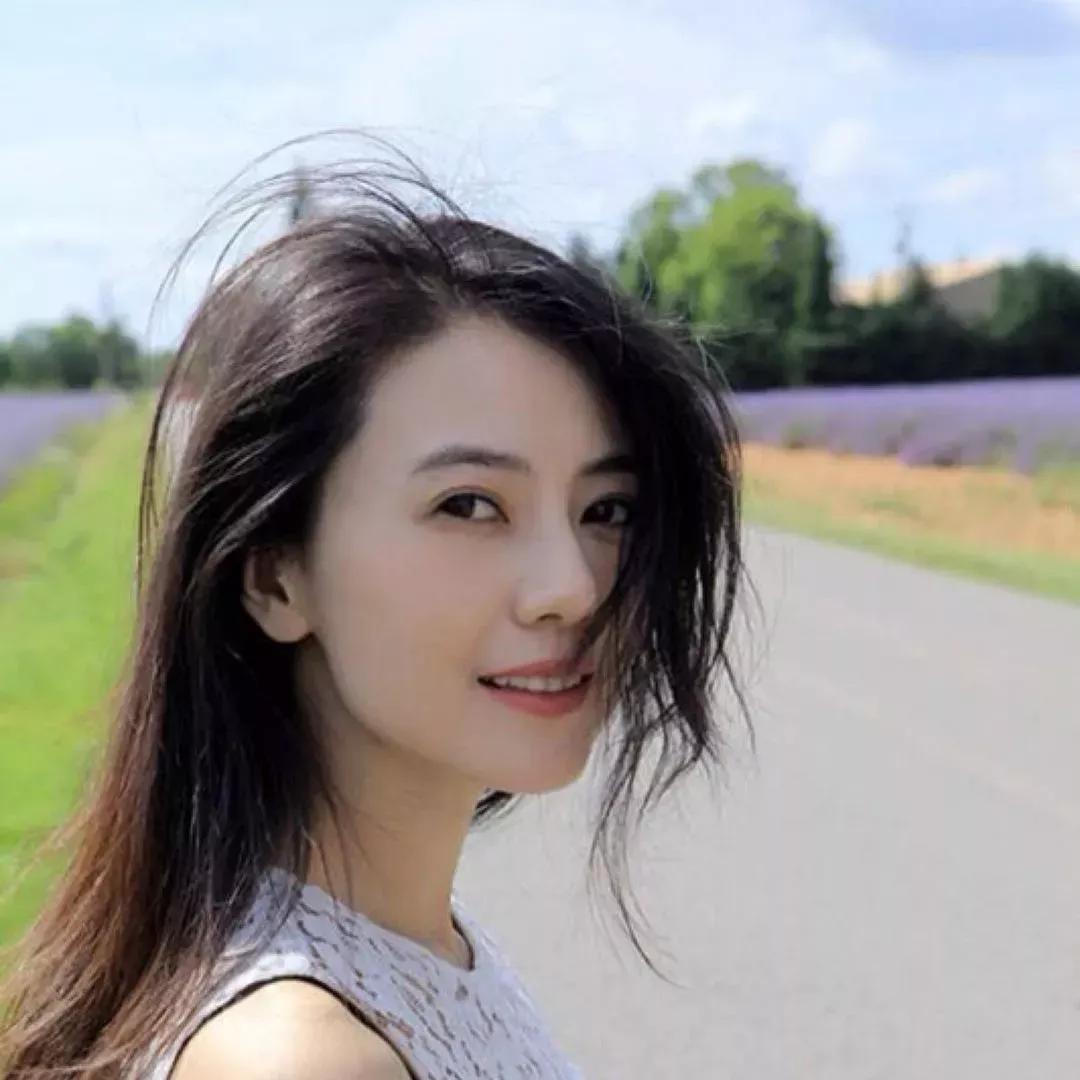 阳光下的田园少女，微笑着享受美好时光。乡村田野美少女 田园少女照 田园风美女 田