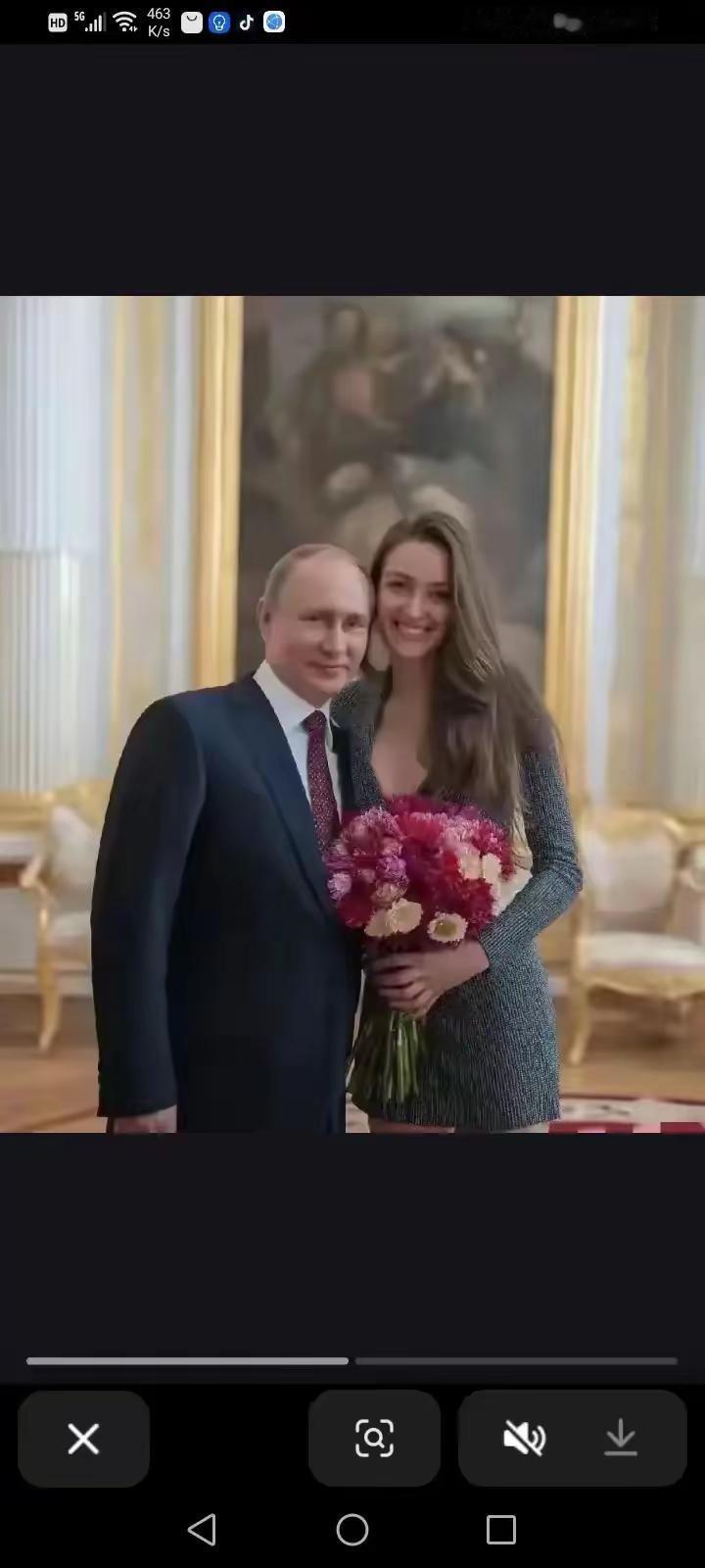 网友评论：73了，还一见钟情，前方战士还在流血，小泽穿着防弹衣在前线穿梭，普京西