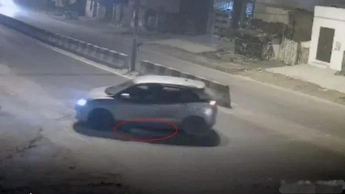 血腥之路，
印媒报道，印度人民党一名政客和朋友交通肇事逃逸，一名骑小摩托的20岁