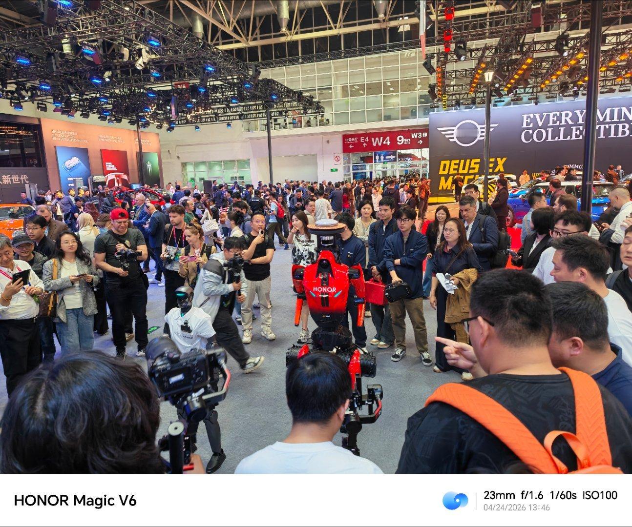 历史性突破！荣耀机器人半马破纪录+跨界车展，引领国产人形机器人新高度。去年赛事冠