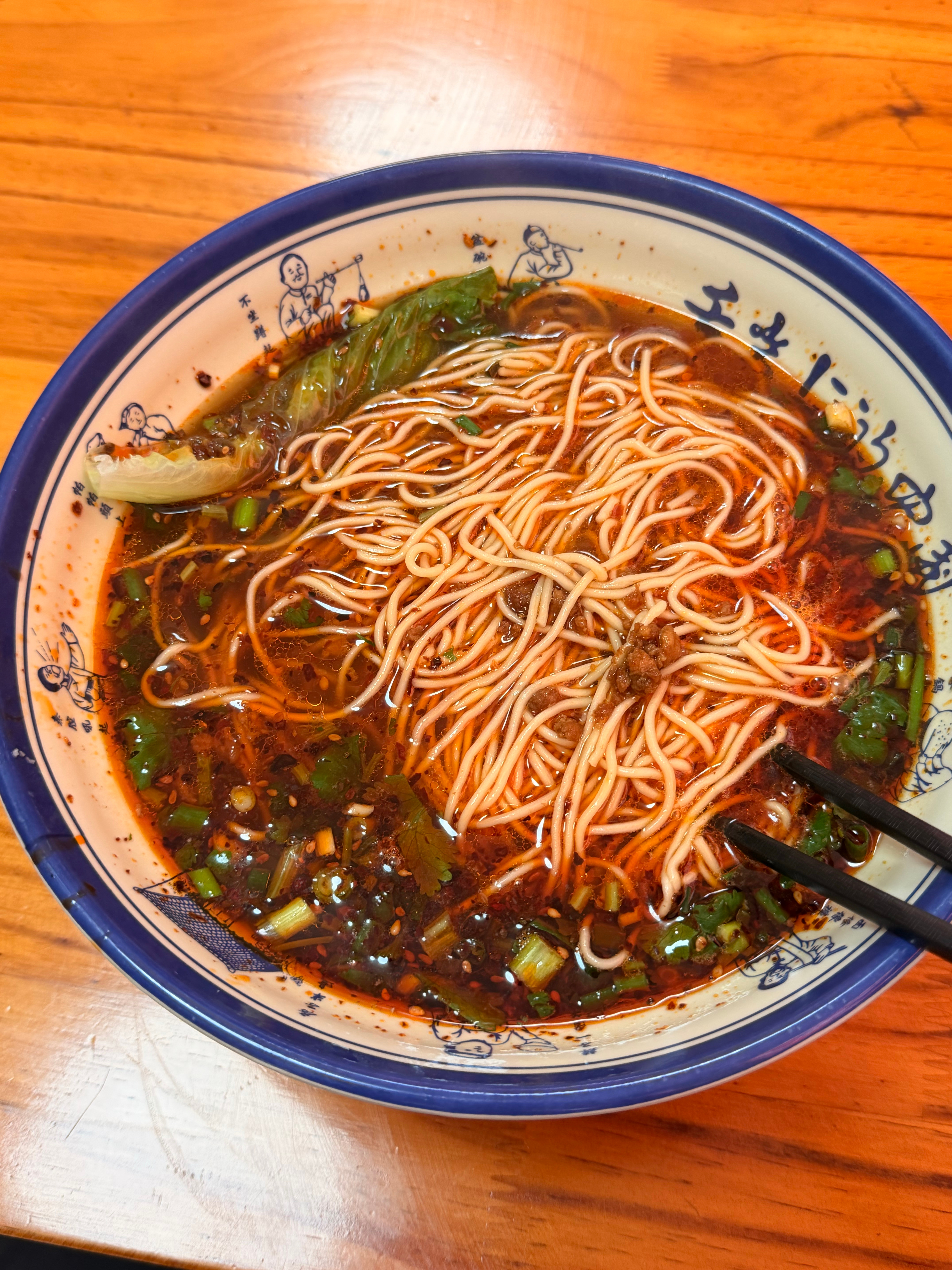 出门去给老婆送点东西，路边随便吃个小面。一碗素小面，老板居然给加了哨子，你敢信？