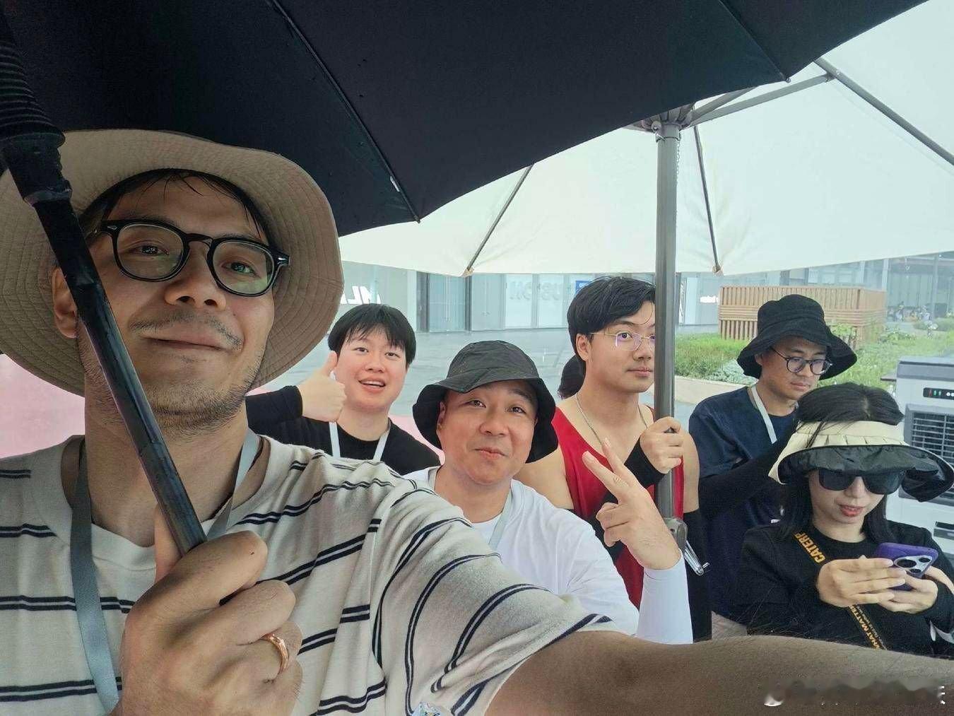 新出行社区 拍到一半下暴雨，但大家都很欢乐。我就这么说，人生不可能事无巨细，总有