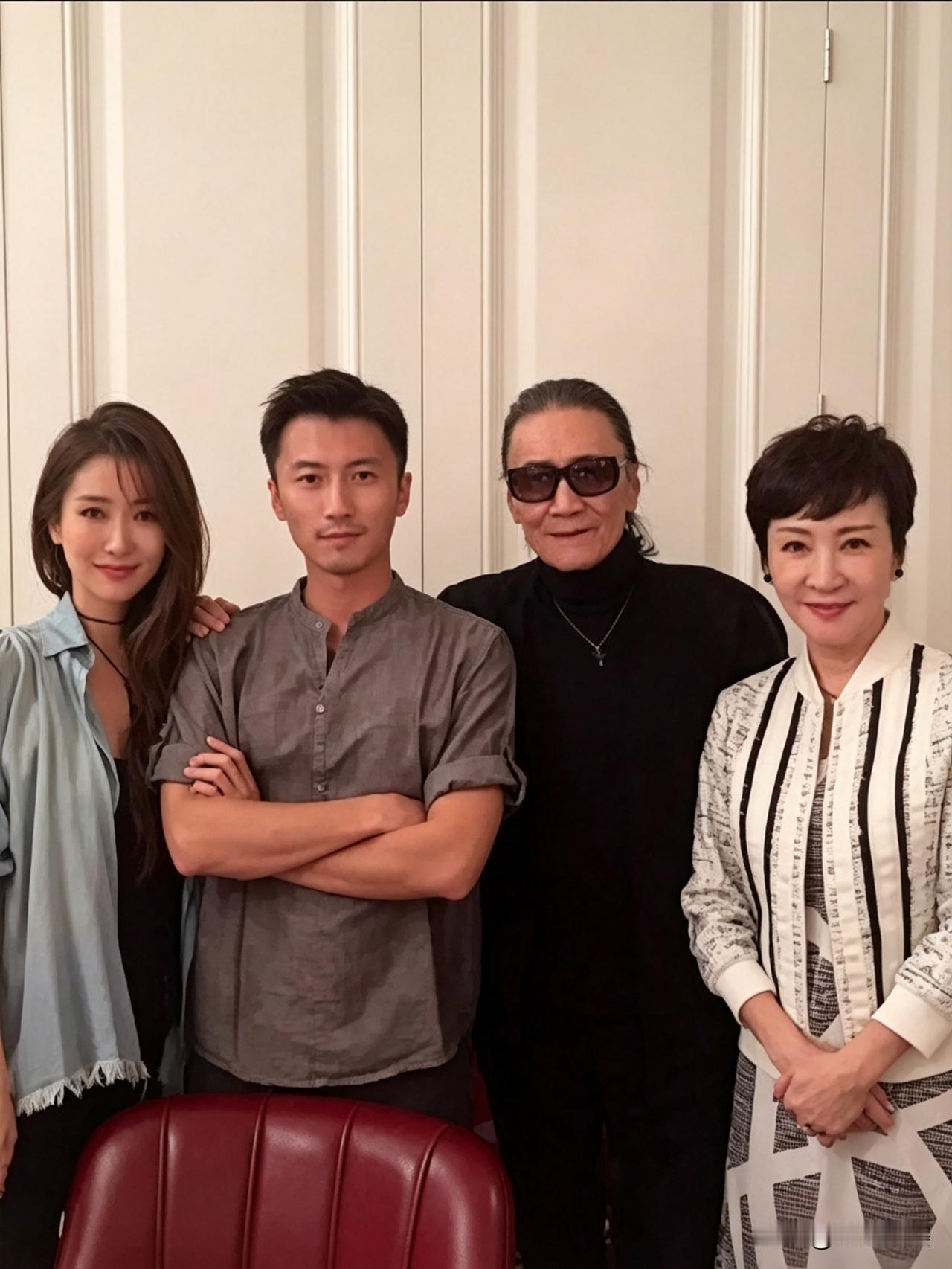 难得一见谢家四口旧照，谢贤、狄波拉，还有年少的谢霆锋和谢婷婷。
一家人颜值基因真
