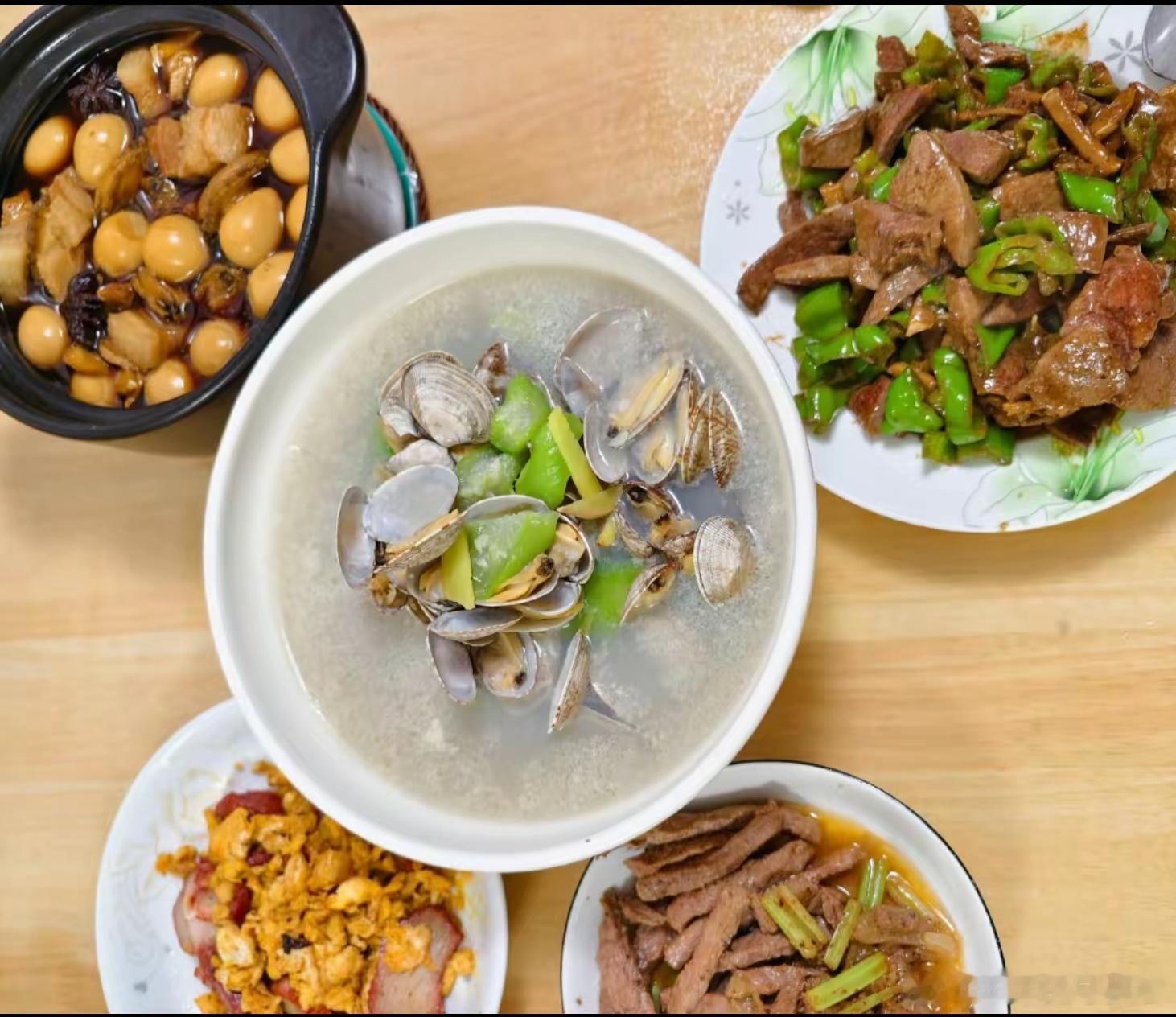中午了，阳光正好，适合吃顿热乎的饭，犒劳下忙碌一上午的自己🍱 
