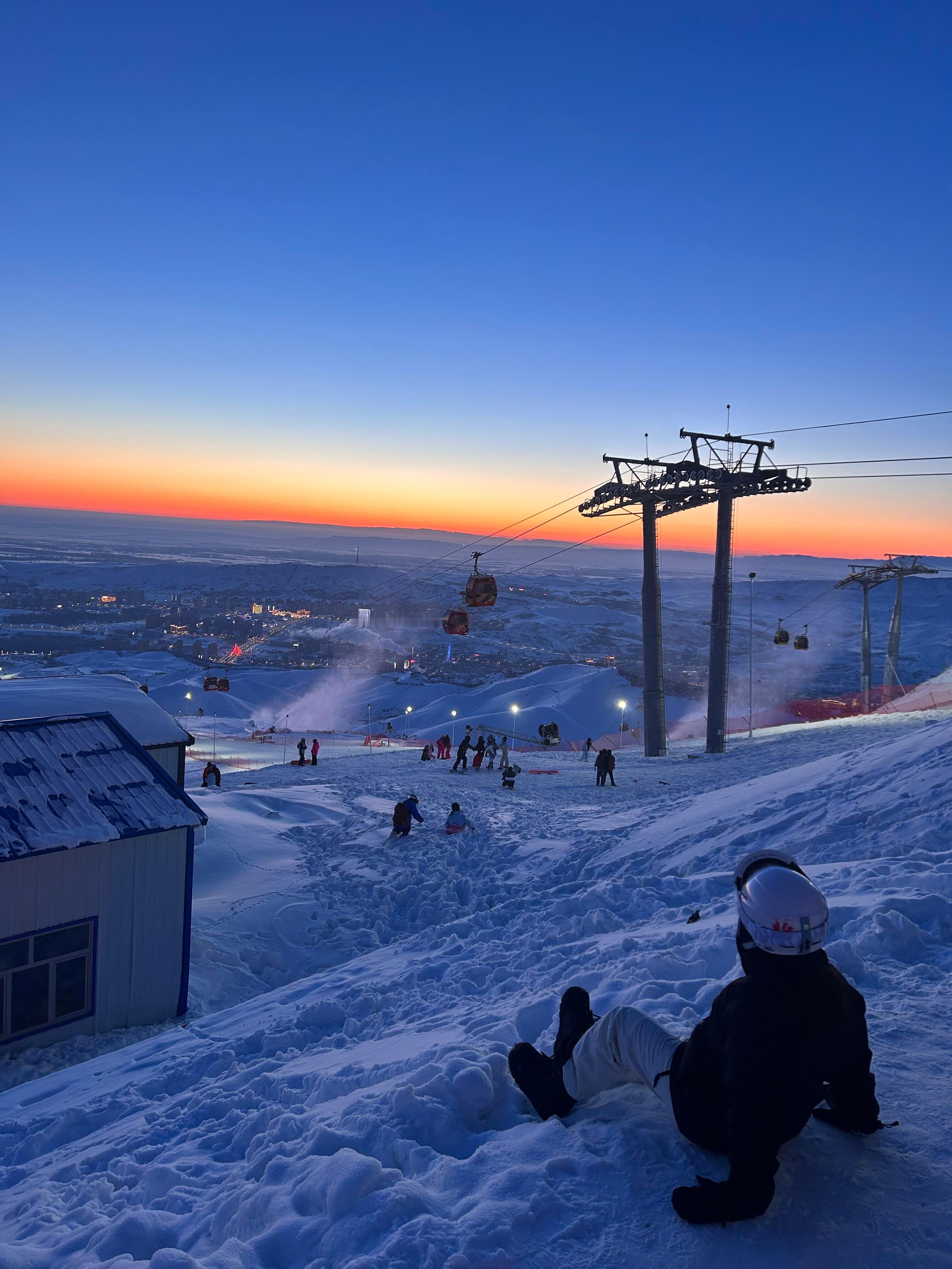 我是不会放弃去阿勒泰的 起猛了一睁眼就看到吴彦祖把科幻片现场搬进了阿勒泰(✧∀✧