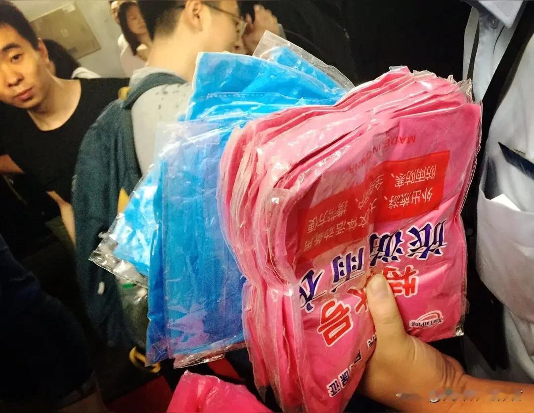 雨天赶路被困地铁站的糟心体验，多数市民深有体会。北京轨道交通部门提早布局防汛便民