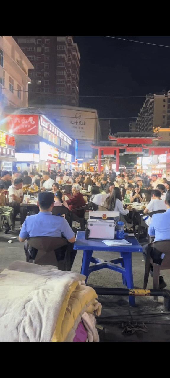 “热闹夜市一改乱象！”河南新乡西大街夜市人头攒动，撸串饮酒的食客络绎不绝，没有吵
