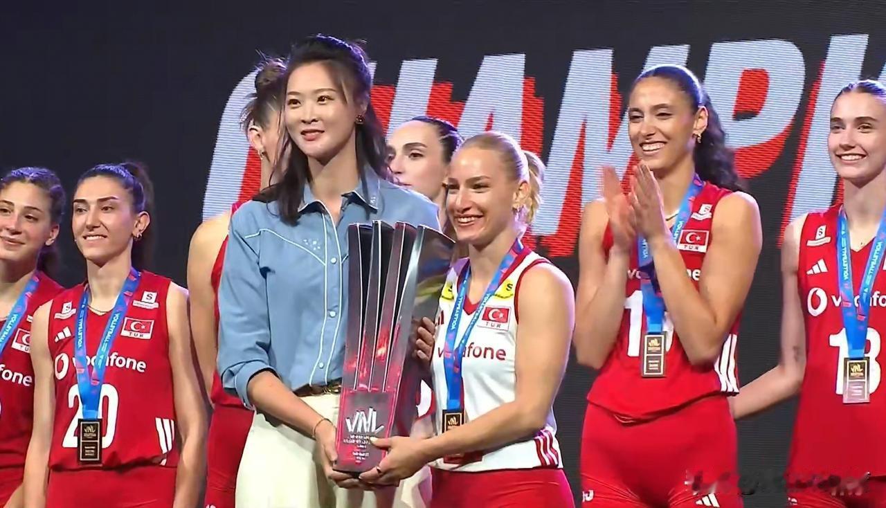 中国女排奥运会冠军队长、南师大教授惠若琪为土耳其女排颁发2026世联赛总决赛冠军
