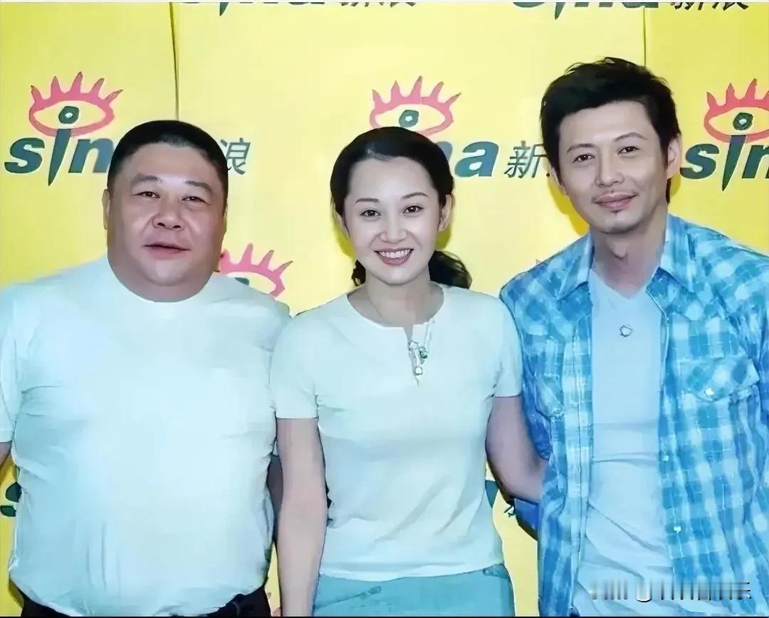 中间洋溢着青春活力的是许晴，左右两边男生是谁？特别是右边男生有点面熟引人注目，面