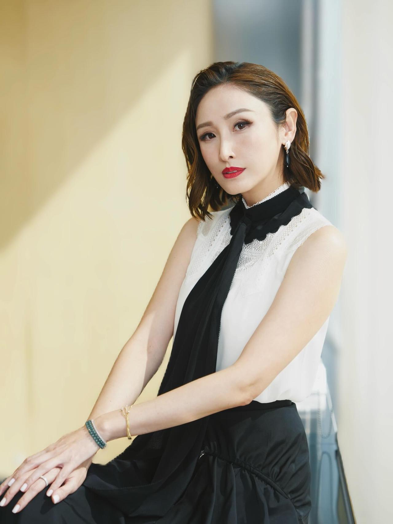 陈贝儿一向给人是那种既亲民又能干的人才，因为她的坚持与努力，凭借《无穷之路》成为