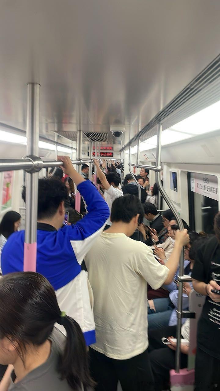 武汉地铁 ）22:10，武汉地铁2号线往佛祖岭车上，街道口与广埠屯之间客流情况，