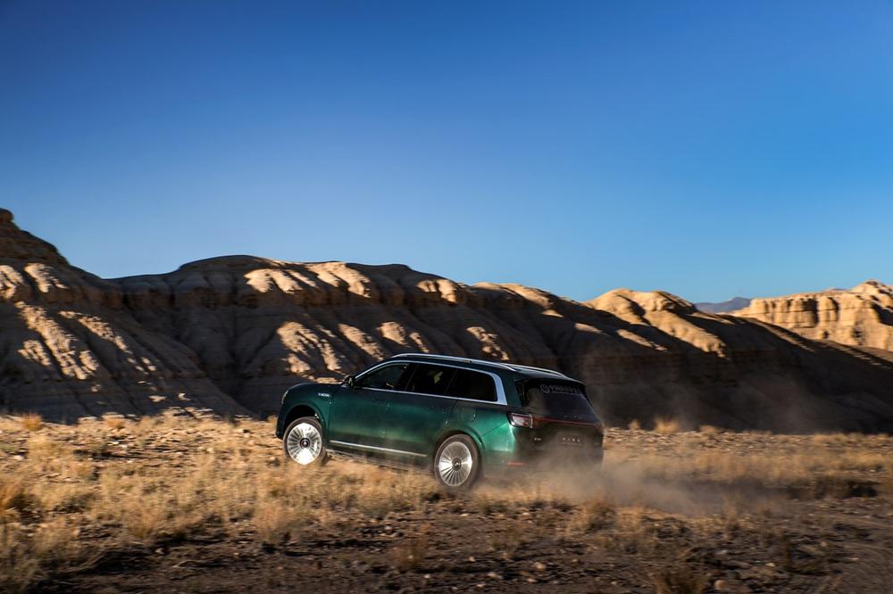 明星圈层集体打卡，问界M9凭什么成为社交硬通货？
最近刷到不少明星的日常出行，发