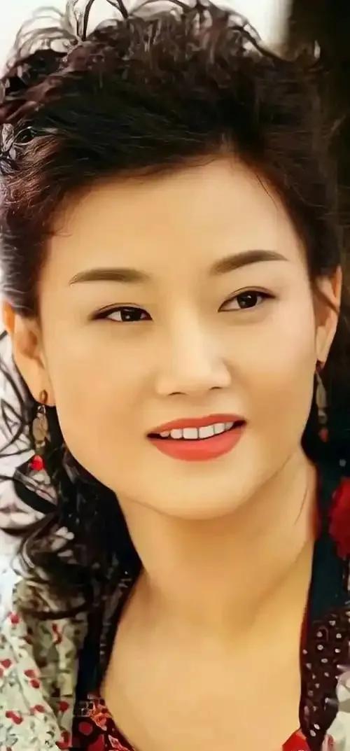 宋祖英，24次登上春晚的民族女高音，从《好日子》到鸟巢压轴，实力有目共睹。她不依