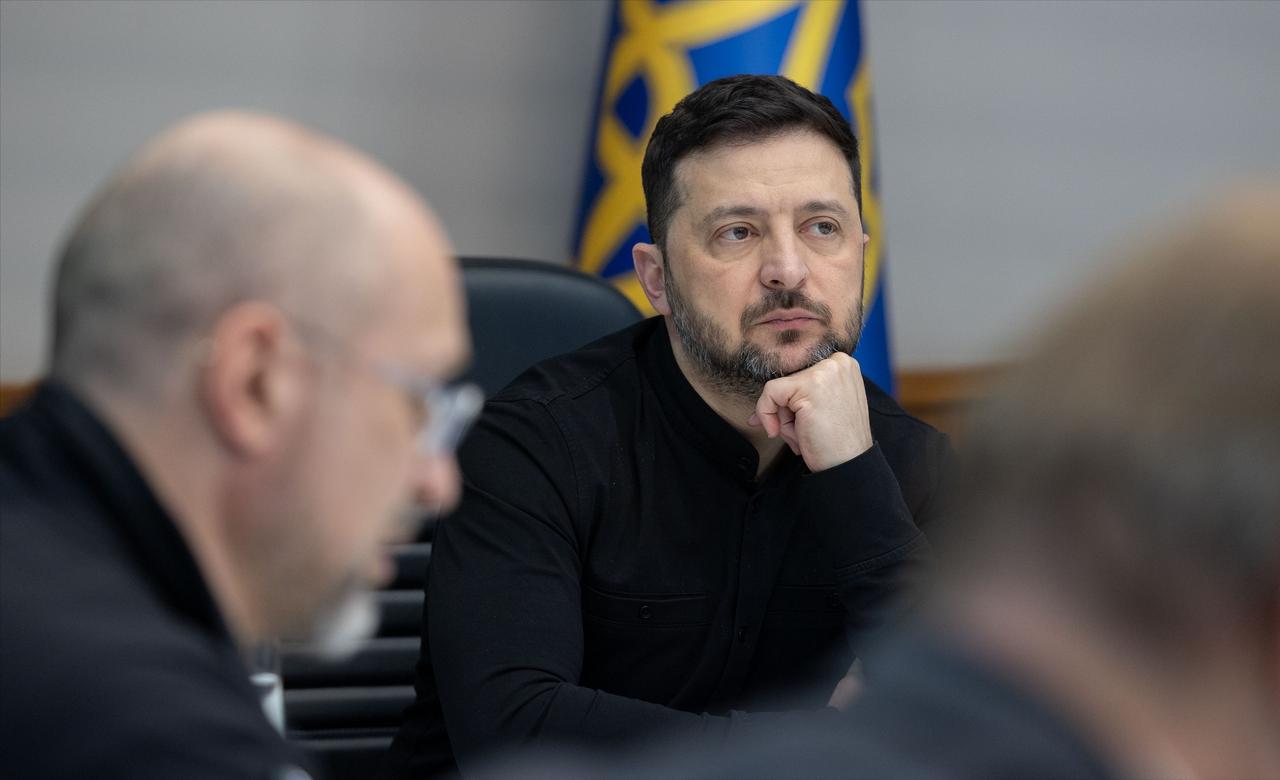 谈判结束，泽连斯基被卖了

当地时间 2 月 26 日，日内瓦变得异常热闹，因为