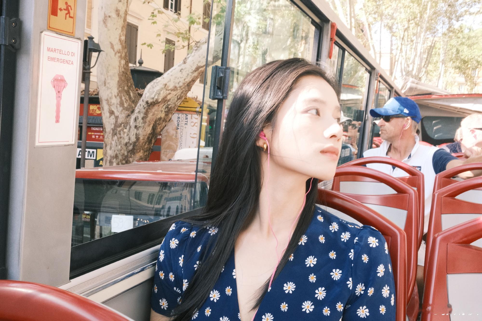 张婧仪夏日碎片来喽！蓝色碎花连衣裙，非常青春活力，姐姐多发这种照片，太喜欢了💕