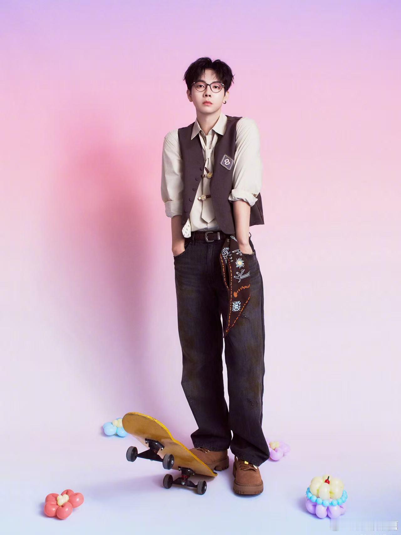 胡夏雨中完成演出 本来还在发愁下雨会破坏演出体验，结果完全被惊喜到，胡夏从容站在