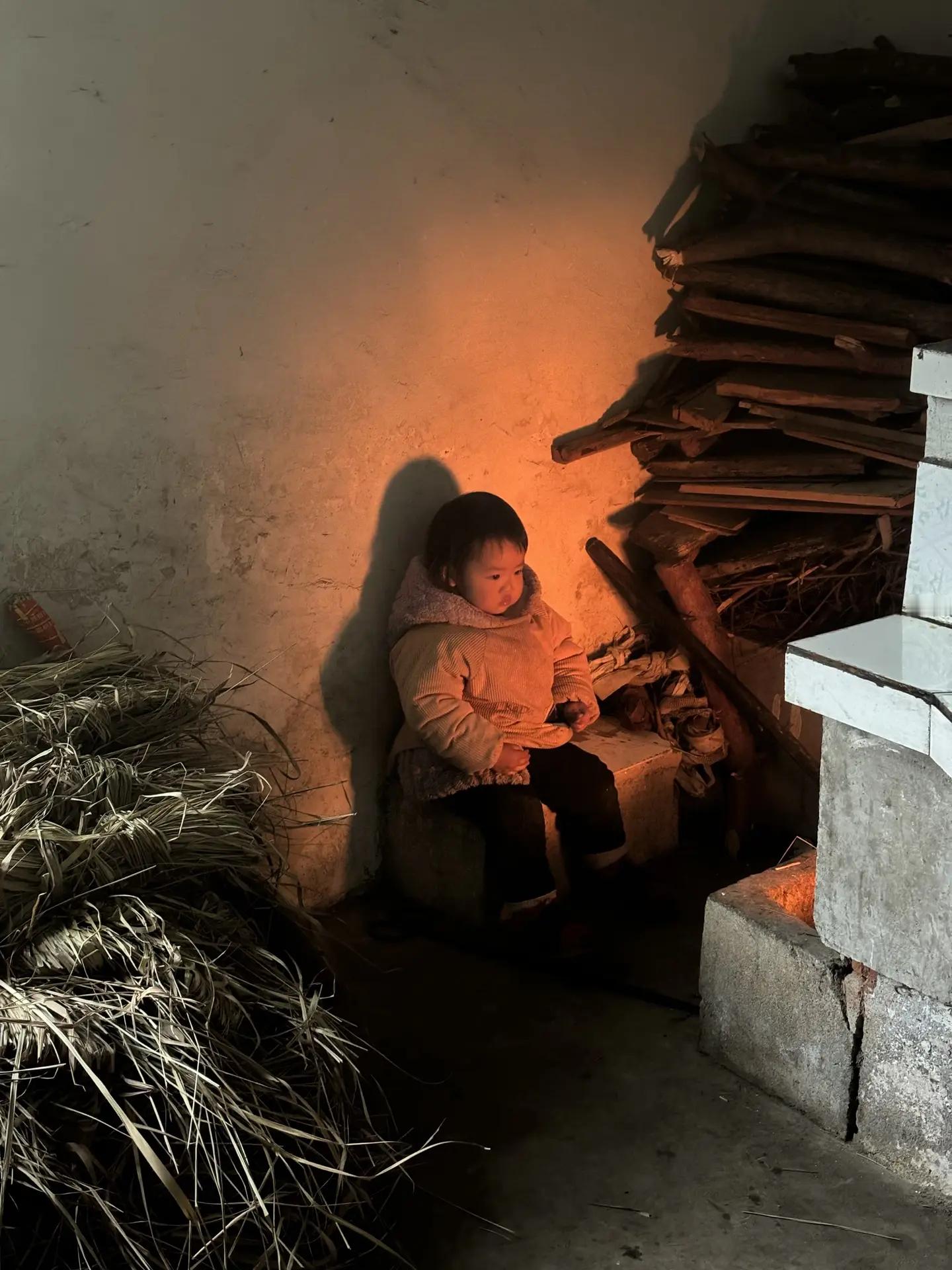 我们这代人，大概是最后一批见过灶火的孩子了。 