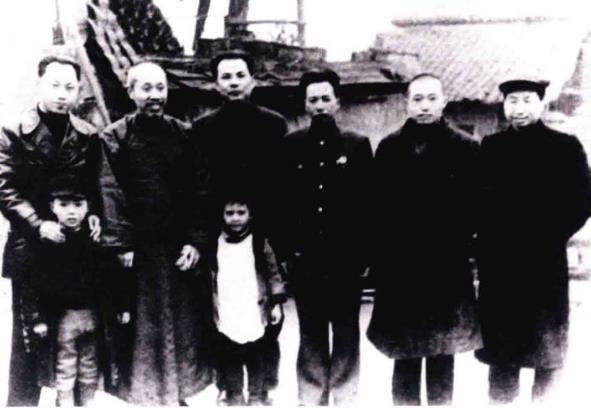 1938年10月，武汉失守后，中共长江局、八路军驻武汉办事处和新华日报社人员相继