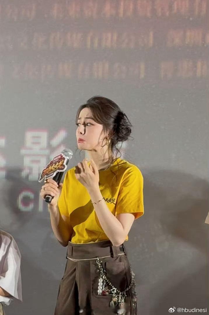 周星驰热巴还原钰珑走路名场面钰珑走路名场面线下打卡成功！热巴拿捏角色痞帅松弛感，