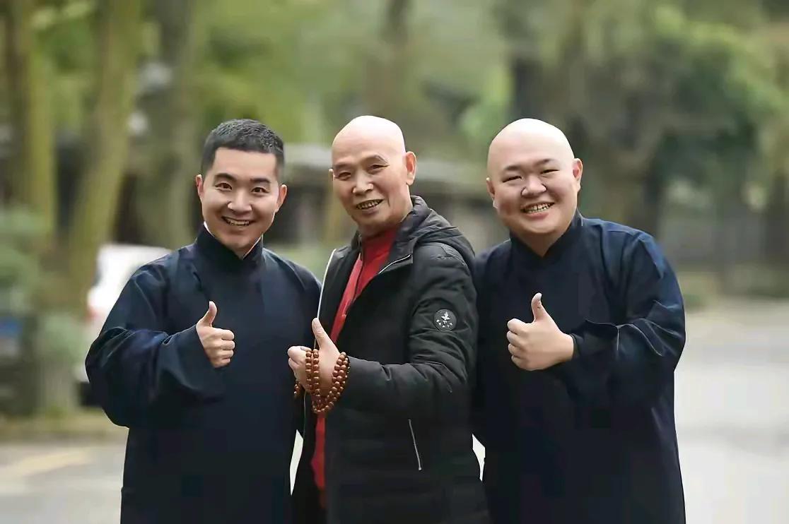 郭德纲icon对李伯清icon评价颇高。他曾表示李伯清是一位“可爱的老先生”。两