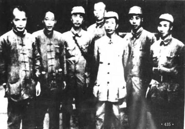 1945年9月，苏浙军区第2纵队在北撤途中，部分领导人在青浦县观音堂合影。
左起