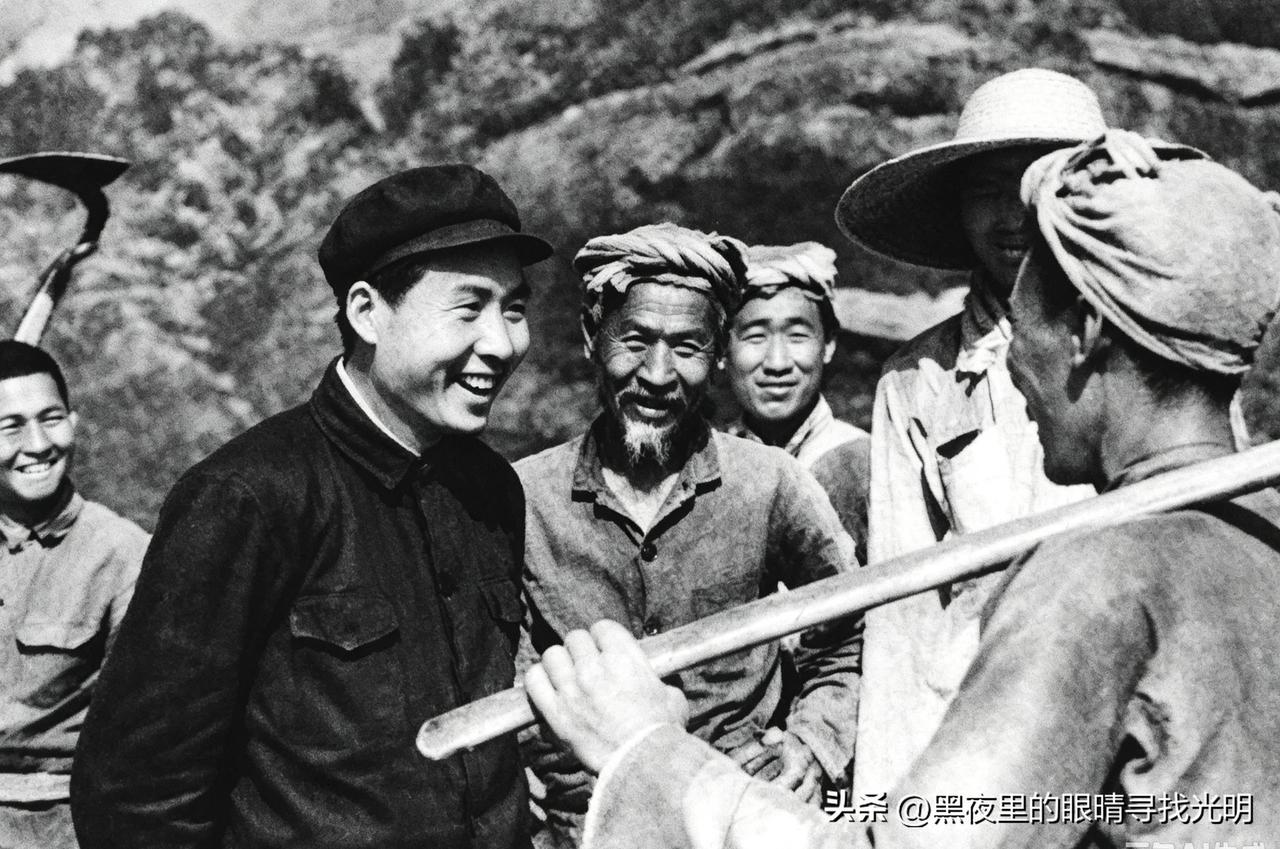 延安1939：毛主席与农民们亲切地聊家常

这组照片拍摄于1939年5月，地址是