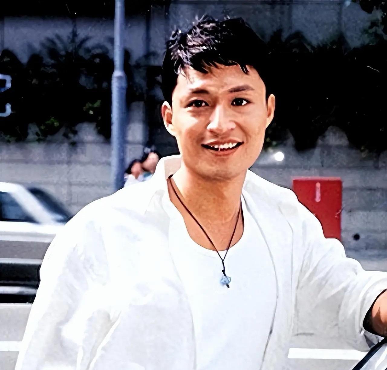 实在不敢相信马景涛会缺钱！曾经站在云端，如今为生计低头。
马景涛拍过那么多经典作