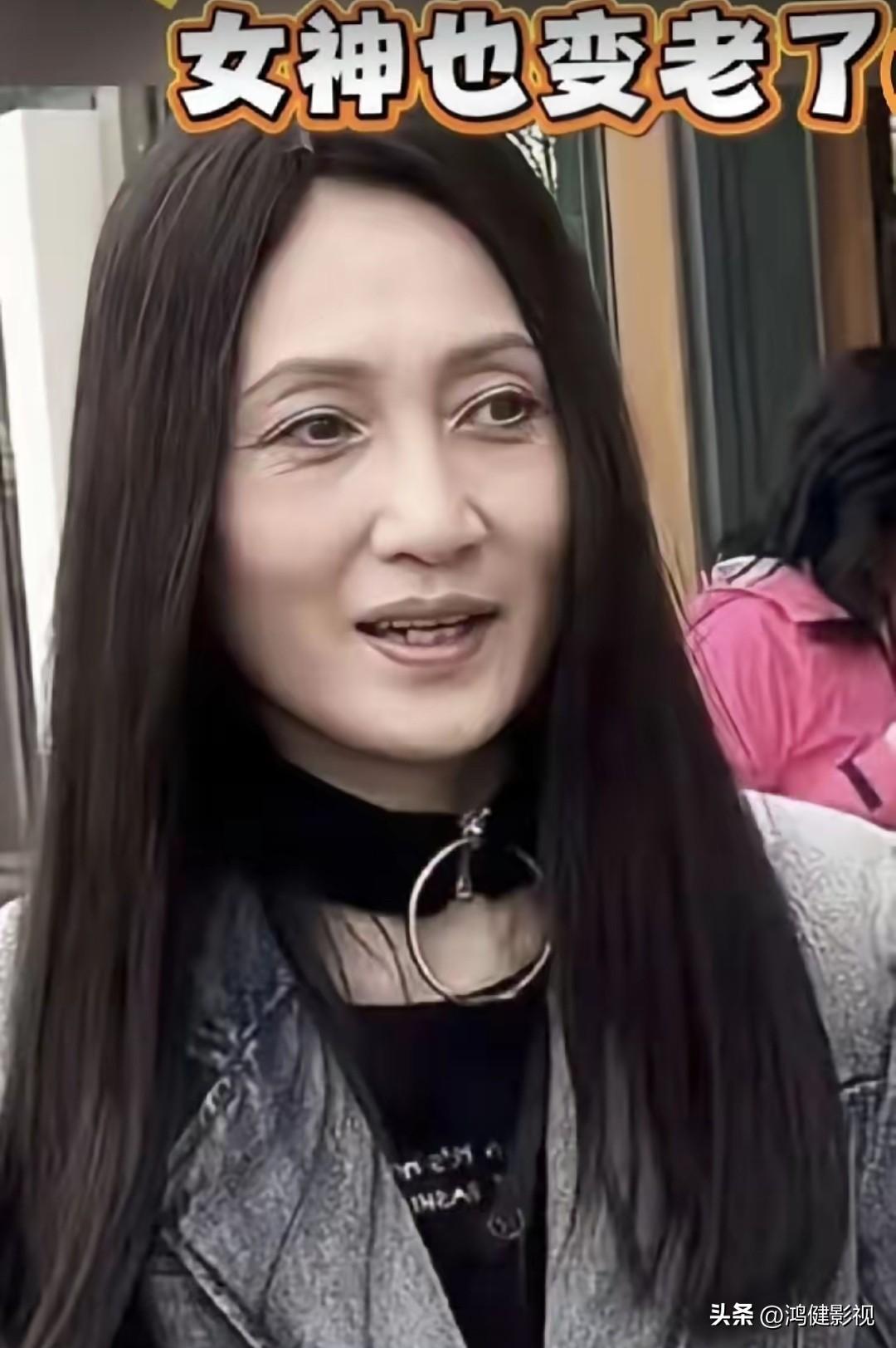 仔细看，她是谁？她曾演的杨贵妃活灵活现美出屏幕，可谓空前绝后，无人能超越！如今即