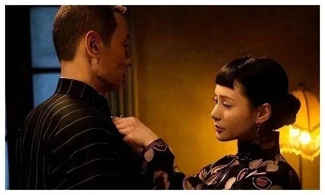 晚上，大军阀杨森喝醉了，误把自己的干女儿曾桂芝当成了姨太太，抱着她宠幸了一晚。第