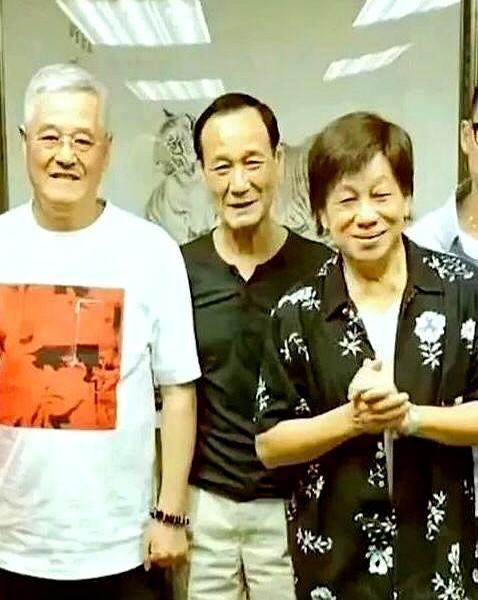 一句话：老江湖陈惠敏用一句“在东北乔四强，在澳门崩牙驹牛”把赵本山哄得眉开眼笑，