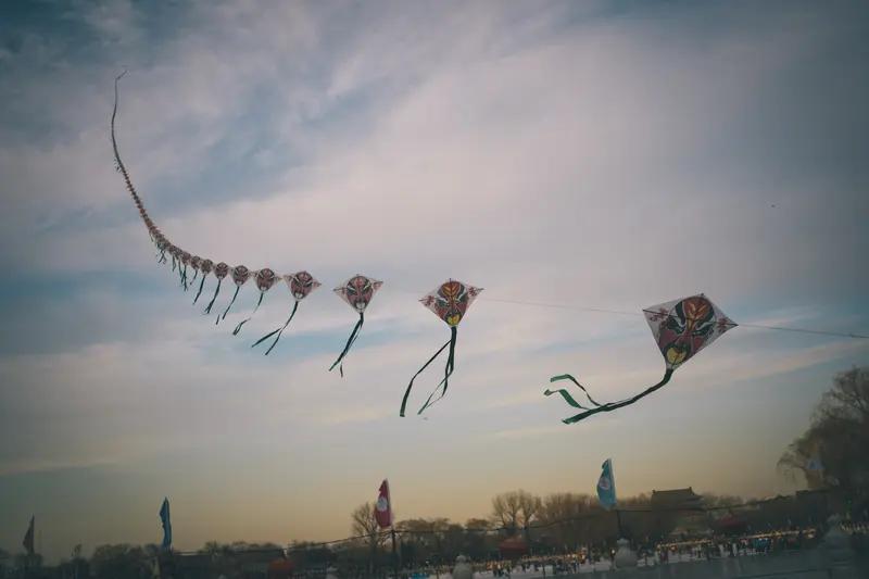 山东省潍坊市三月三放风筝
（一）
东风如彩笔，晕染千山翠。又念童年三月三，情思悠