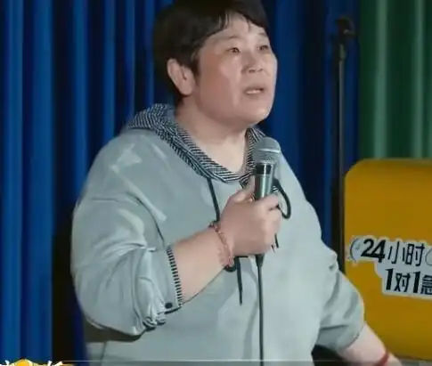 房主任家两个女儿反差明显，三十岁老大一直单身备考六年未上岸，十七岁老二却早早陷入