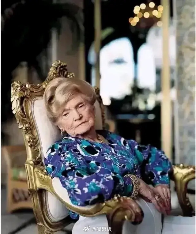 图片是：特朗普已故的母亲。出生于苏格兰一个贫穷村庄，少女时代以保姆身份来到纽约闯