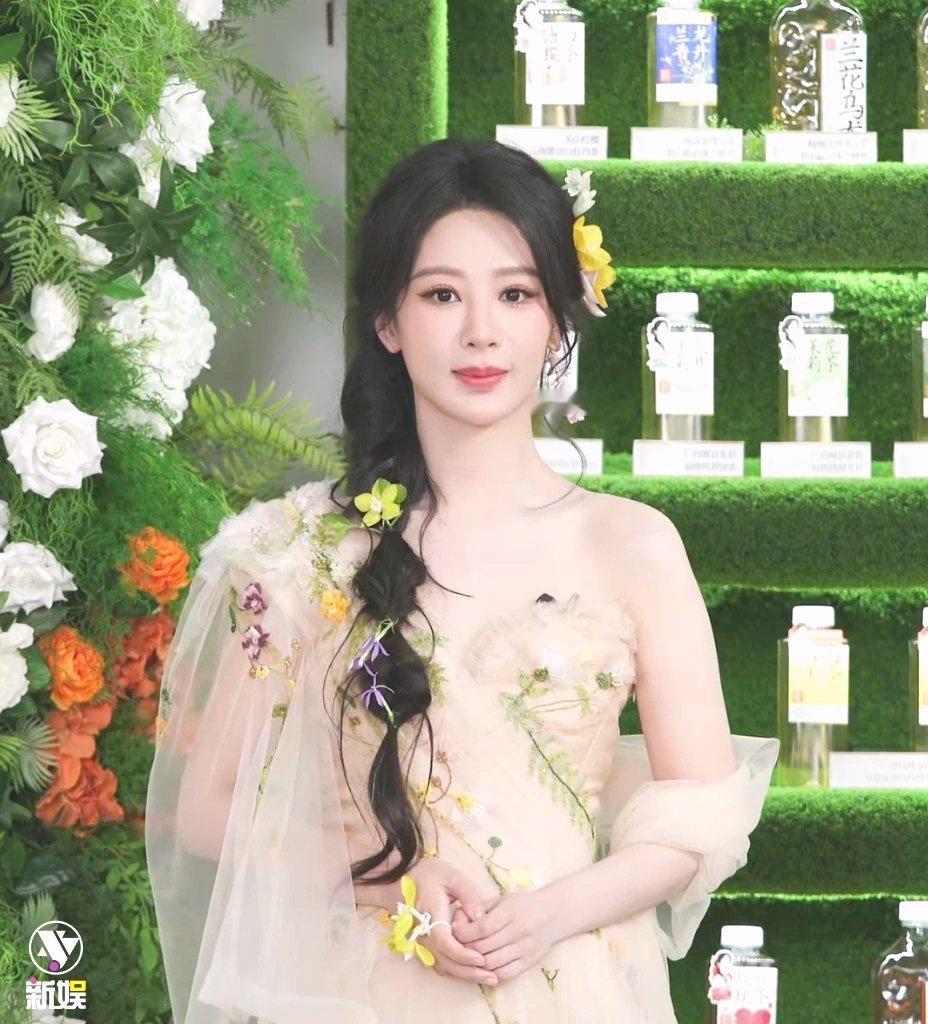 杨紫把董竹君故人演哭了杨紫第一次拍人物传记杨紫直播聊新剧《玉兰花开君再来》，杨紫