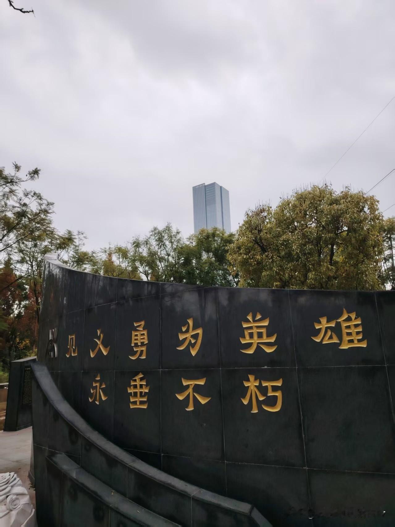 占地150亩的“云南省见义勇为主题广场”在呈贡区建设过半。
该主题广场坐落于昆明