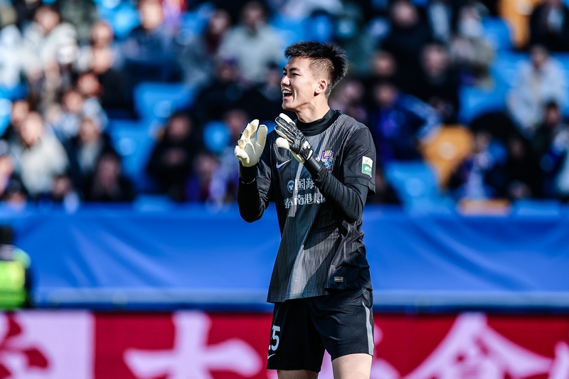 记者：闫炳良并没有骨折，正常三周左右能恢复