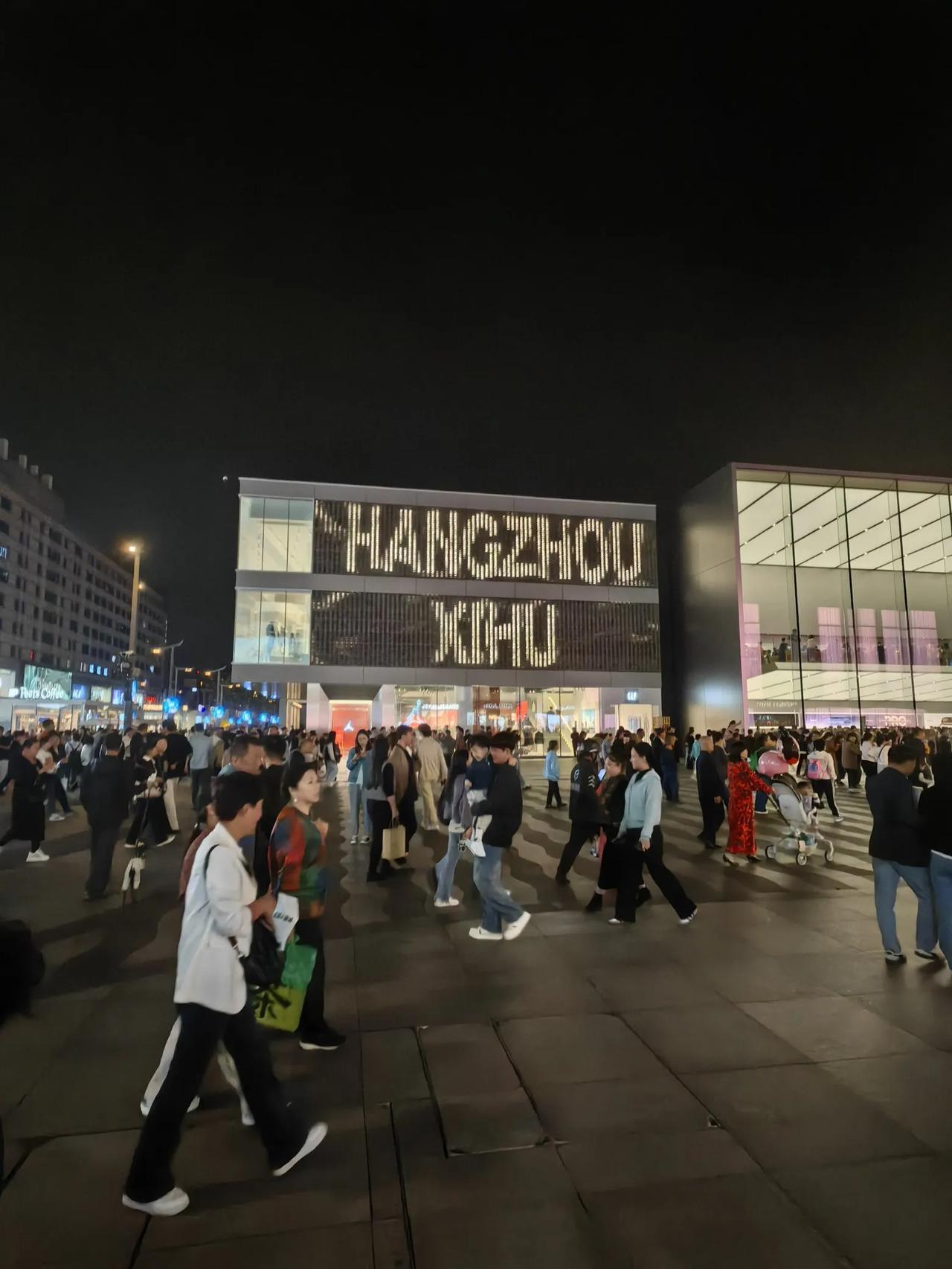 #上联，鸟去鸟归鸟有声。下联拟对#人来人往人无情