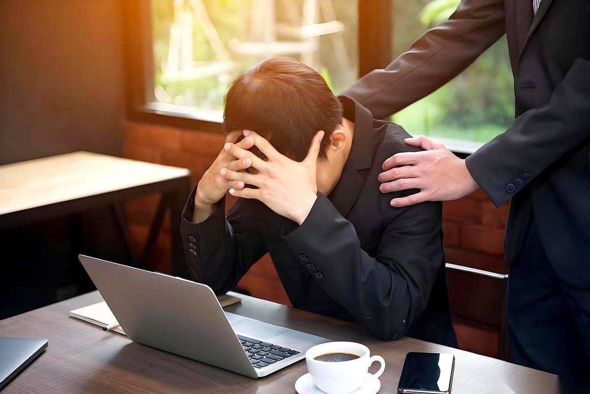 下午三点，我们部门技术最牛的老王，抱着一个纸箱子，从我工位旁边走了过去。
他没跟