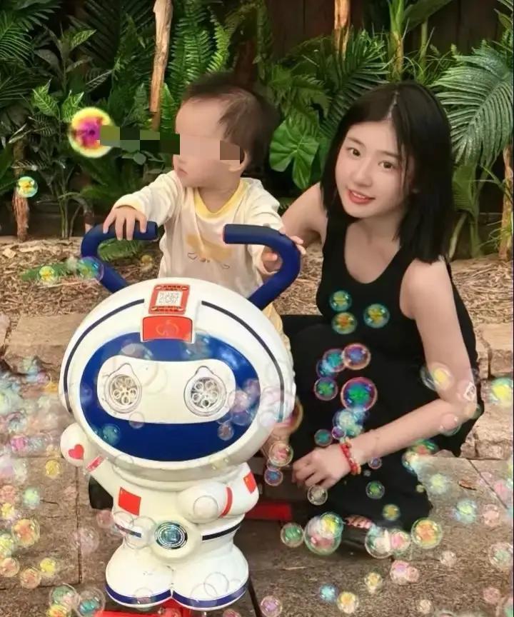 黄一鸣凌晨三点开直播，边哭边说王思聪没给抚养费。

直播间十万人围观，弹幕全是骂