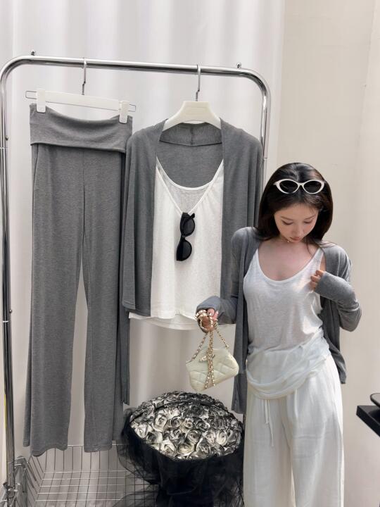 显瘦穿搭~灰色开衫+白色背心套装