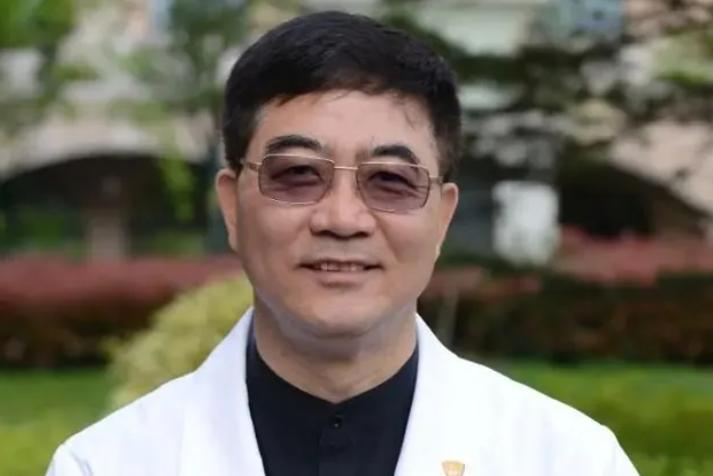 上海中山医院心内科顶尖专家葛均波，在为一名19岁少女实施心脏手术时，竟突然浑身颤