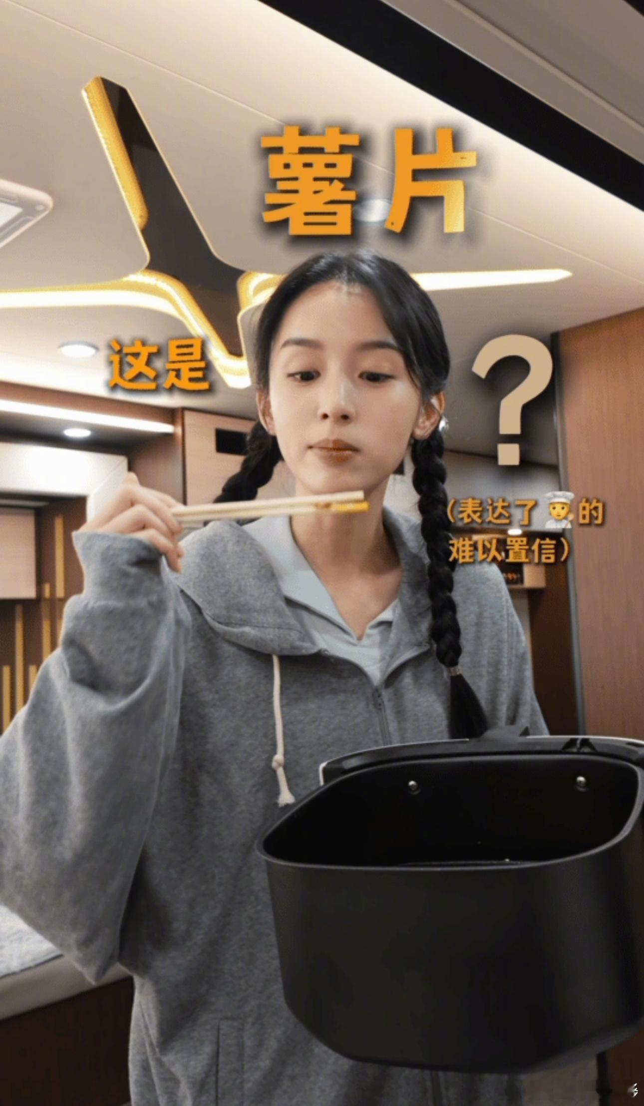 周也邪修式爆改火腿肠 没想到火腿肠还能这么吃。编织造型好看又入味，烤好后香味四溢