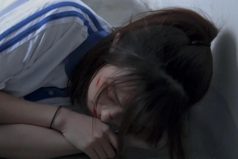 “太气人！”一15岁女生总是被同班男生讲带颜色的段子骚 扰，还对她动手动脚，带头