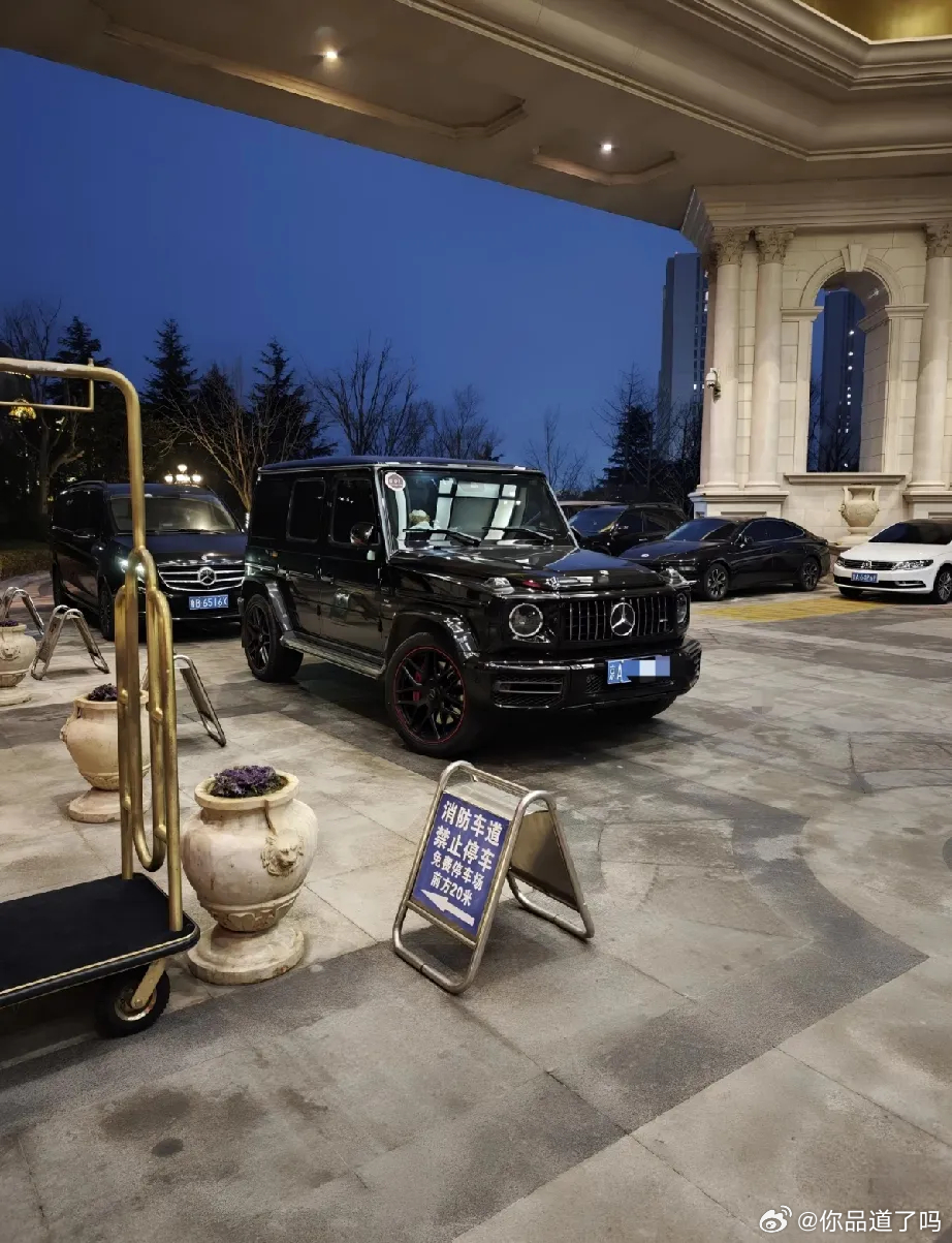 王宝强与女友冯清同框，女方1米78的身高格外抢眼，对比之下王宝强显得十分娇小。4